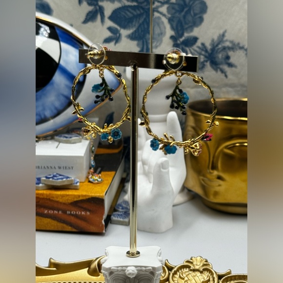 🆕 LES NEREIDES 🧿 NIB Rose D'Orient Large Hoops with Flowers, Berries & Bees - Picture 9 of 15